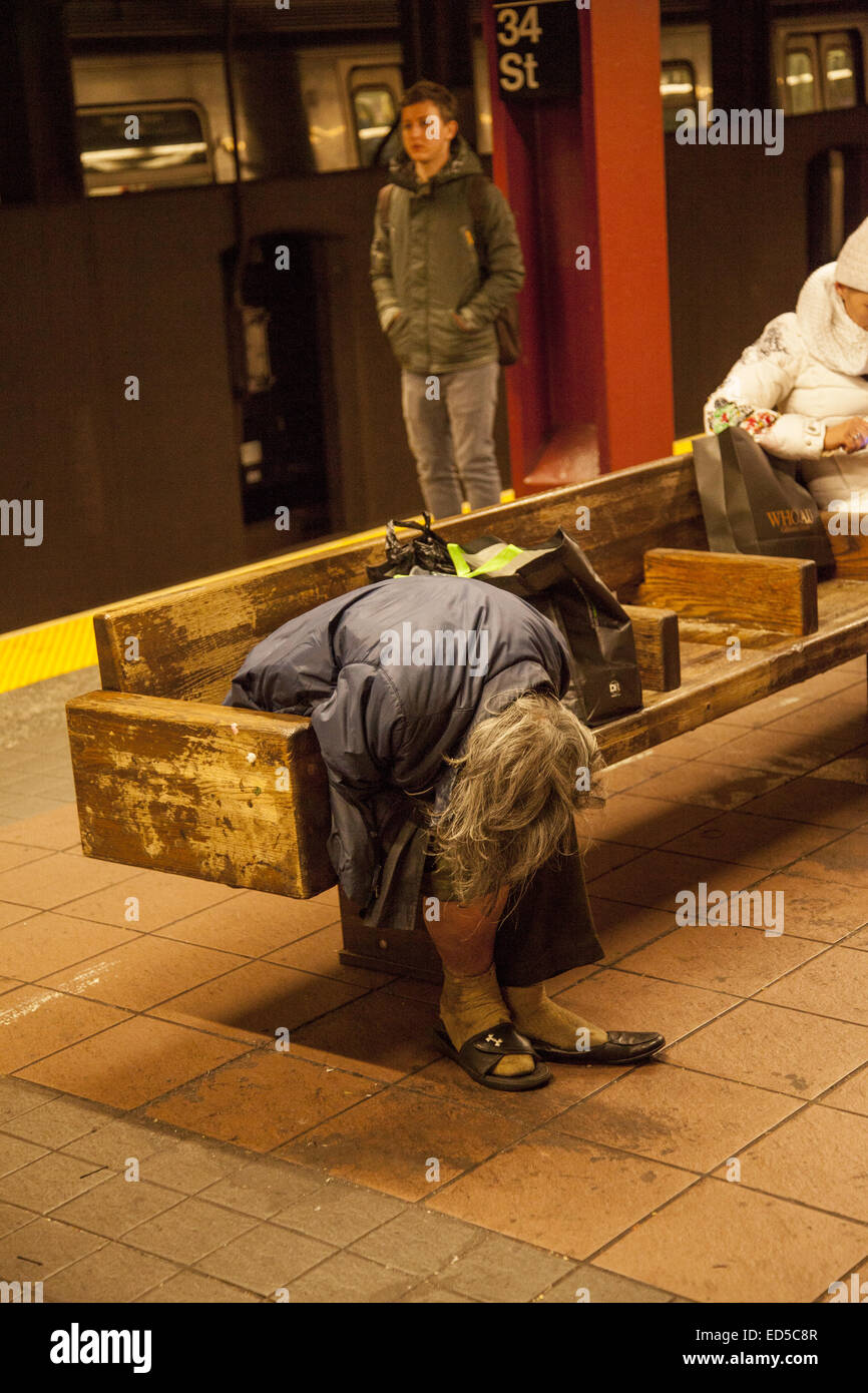 Les malades mentaux, les sans-abri et malade dans la 34th Street station de métro à New York. Banque D'Images