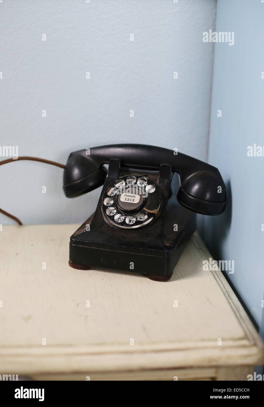 Un vieux téléphone à cadran rotatif antique. Banque D'Images