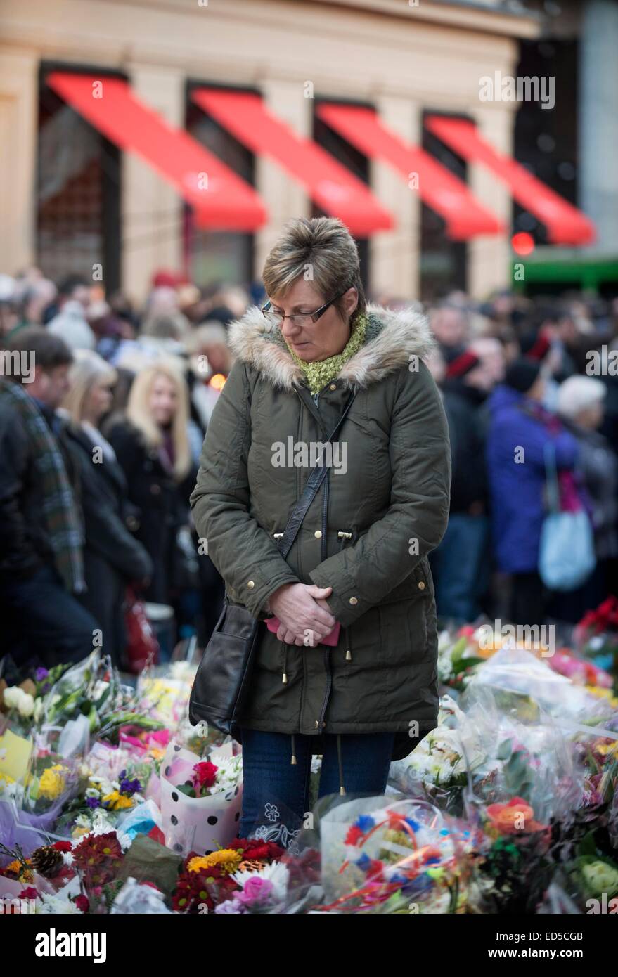 Plus de 1000 personnes participent à une veillée commémorative et de prendre part à deux minutes de silence à Glasgow's Royal exchange square. Banque D'Images