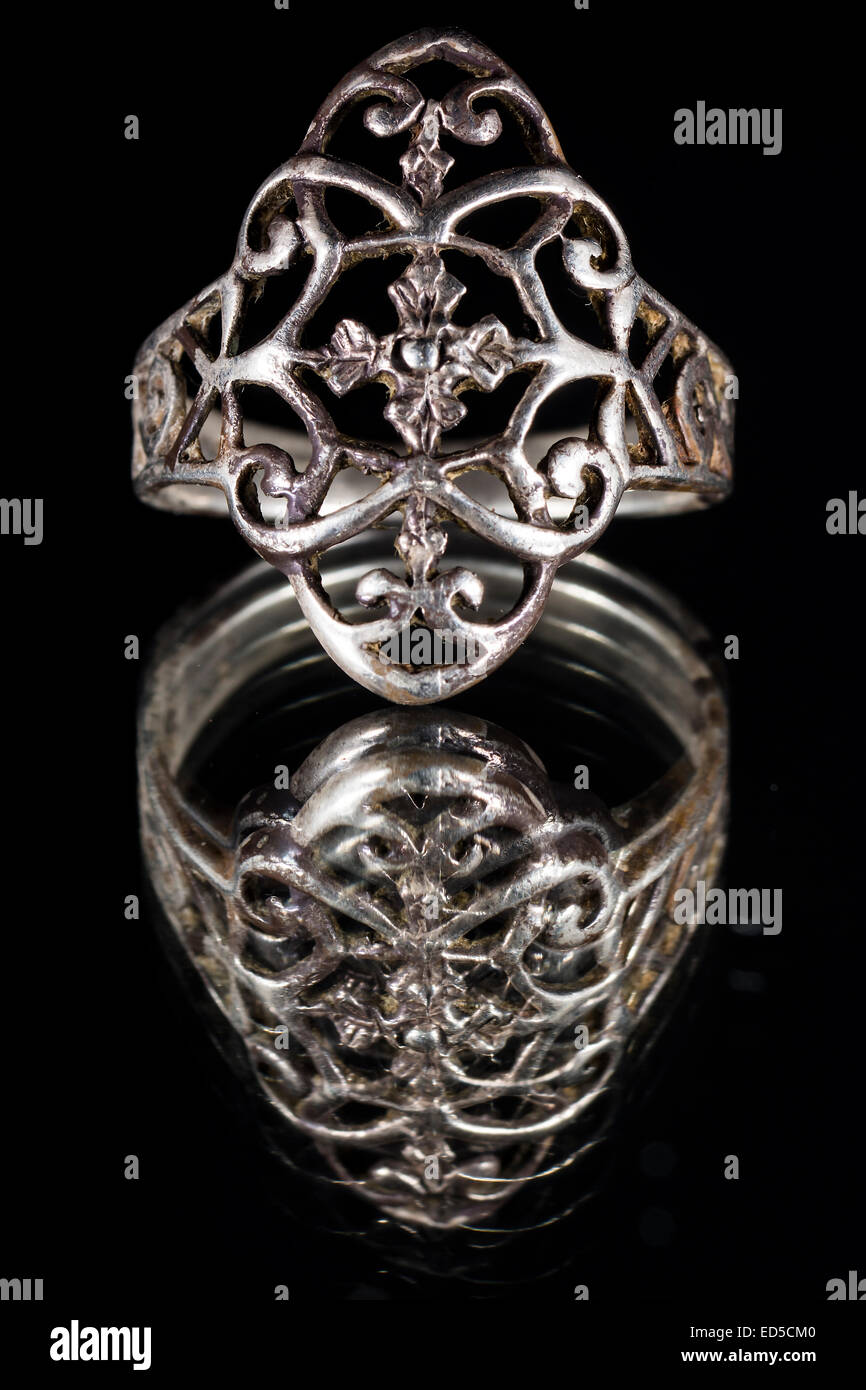 Ancienne bague argent sur fond noir Banque D'Images