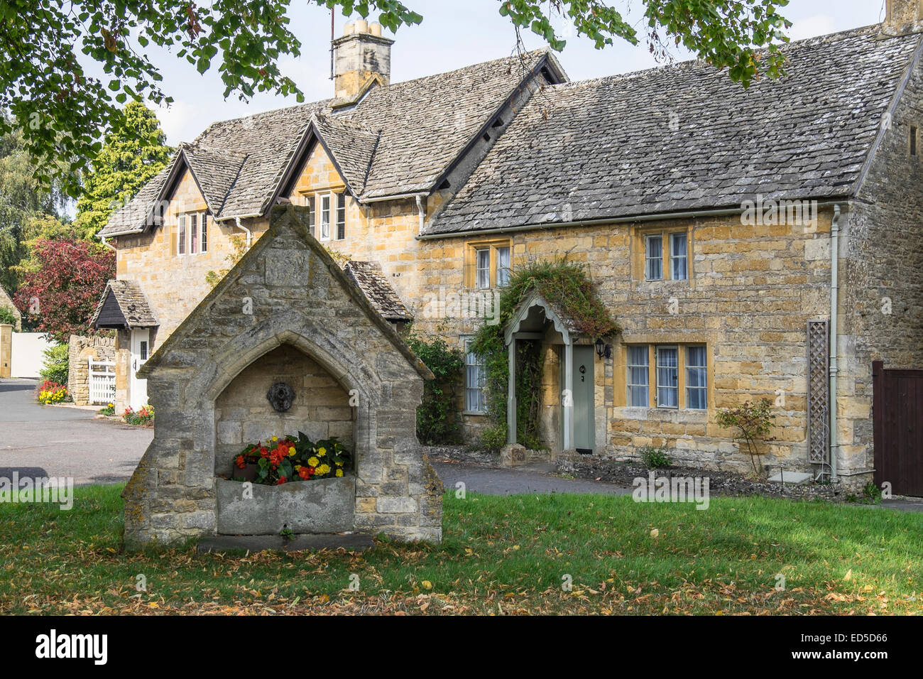 Vieille Fontaine d'eau potable et de cottages Lower Slaughter Les Cotswolds Gloucestershire Angleterre Banque D'Images