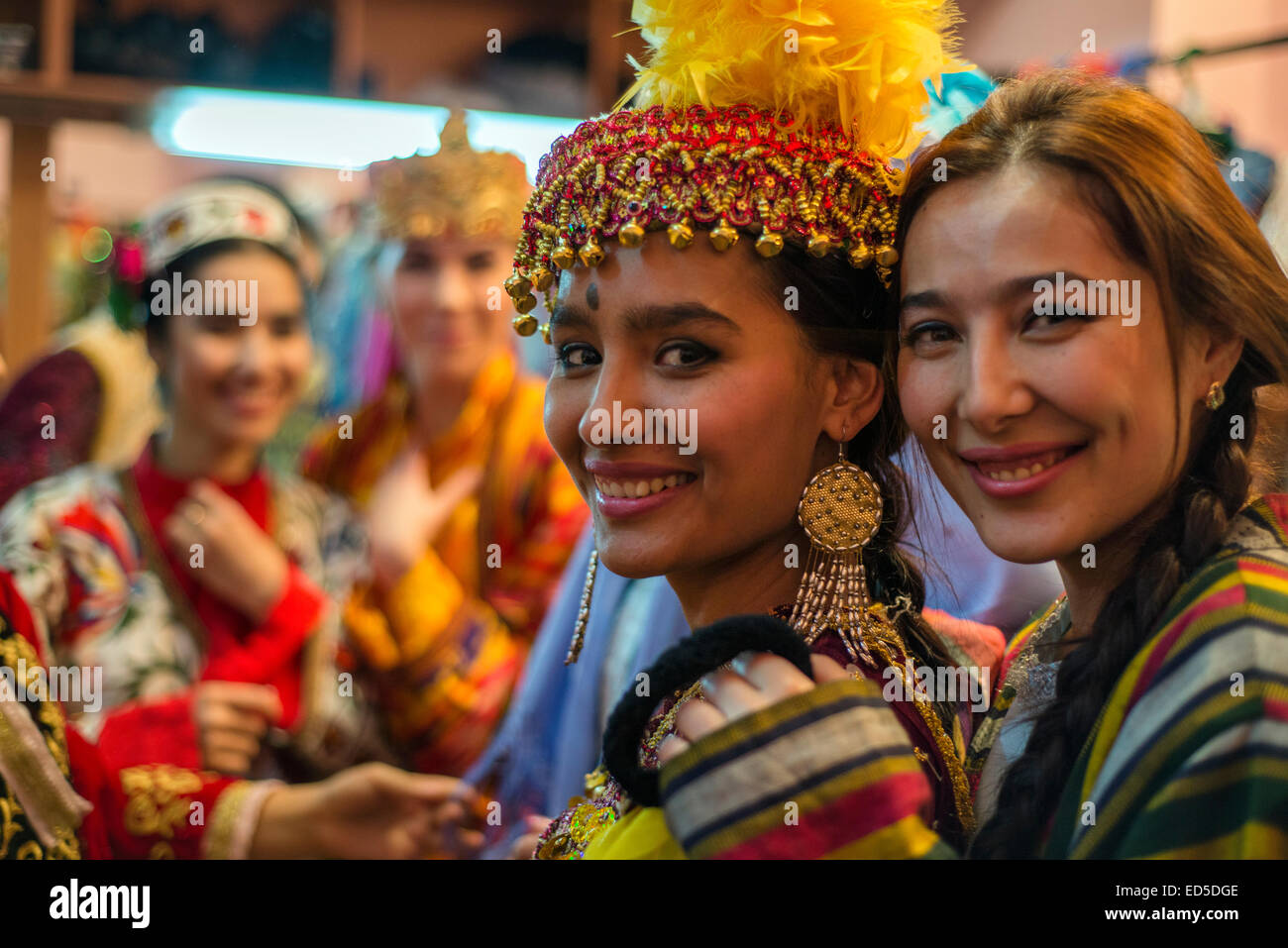 Portrait d'actrices en costumes traditionnels de l'Ouzbek du 19 siècle après "instants d'Éternité' show dans le théâtre historique de cos Banque D'Images