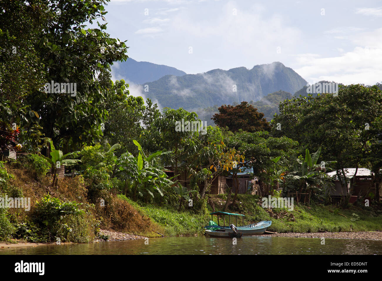 Rivière Batu Bungan Paku et village proche de parc national du Gunung Mulu, Sarawak, Malaisie Banque D'Images