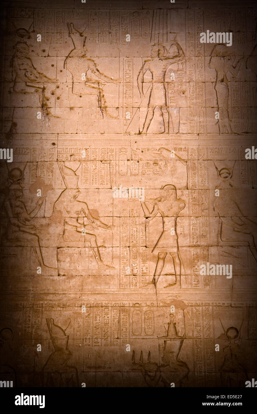 Gros plan sur anciens hiéroglyphes dans temple égyptien avec ombre environnante Banque D'Images