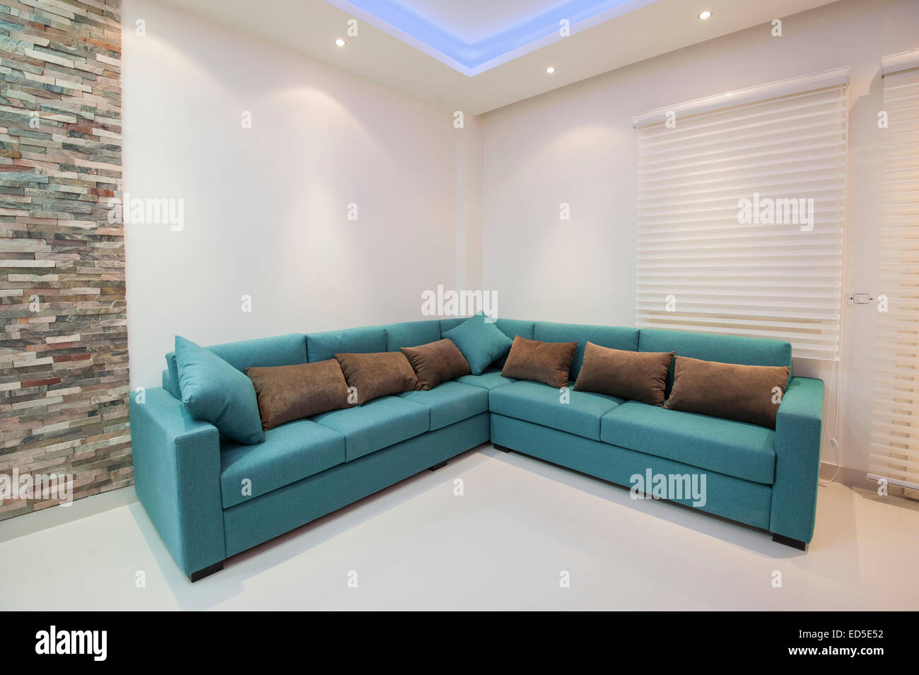 Canapé d'angle avec coussins de luxe appartement salle de séjour Banque D'Images