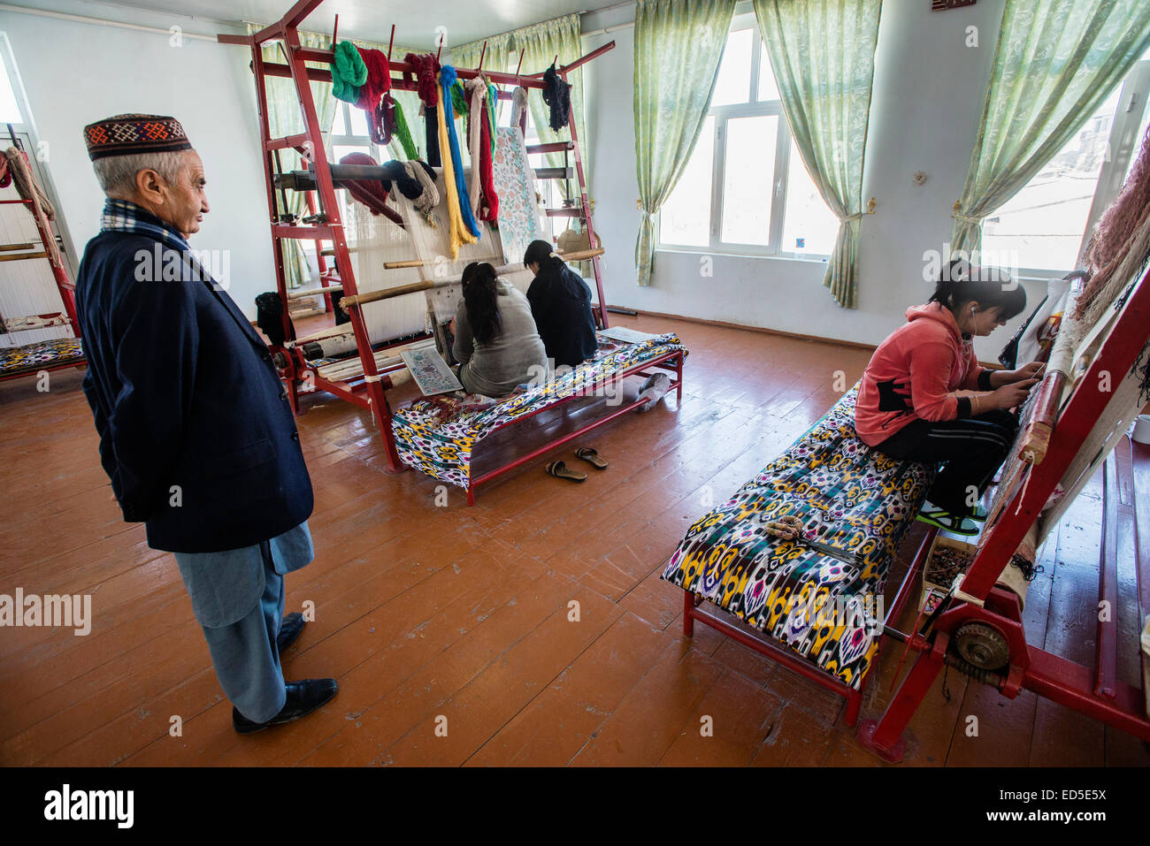 Les femmes tissent le Samarkand-Bukhara au tapis en soie tapis en soie  atelier, Samarkand, Ouzbékistan Photo Stock - Alamy