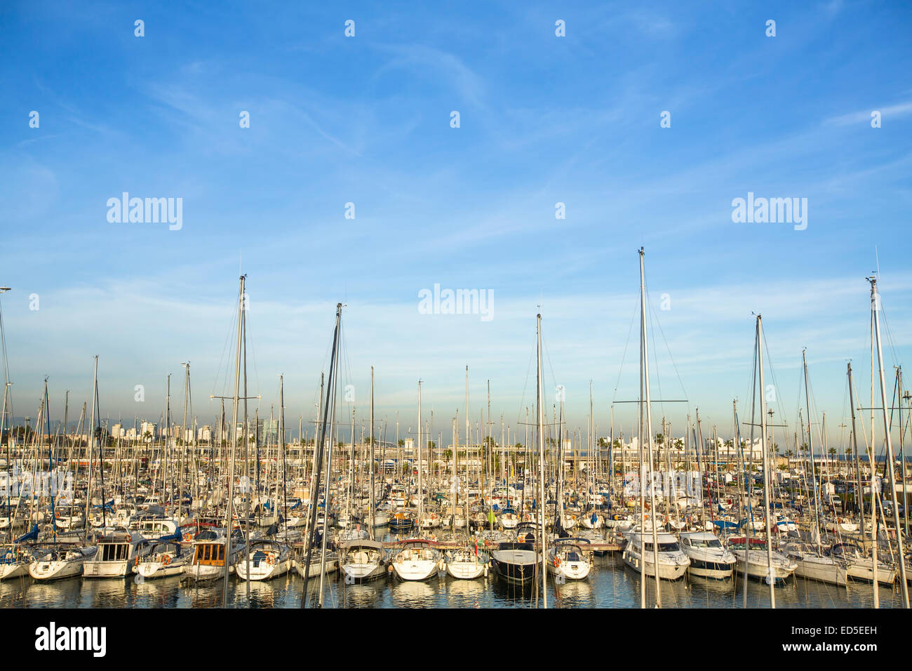 Voiliers modernes en mer port de Barcelone, Espagne, Europe. Banque D'Images