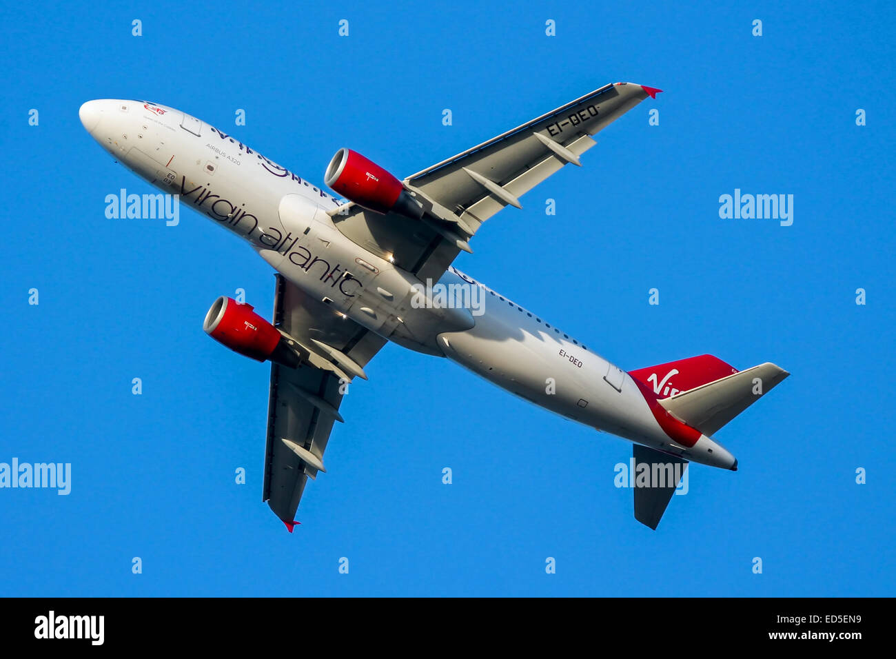 Airbus A320 de Virgin Atlantic monte à l'écart de la piste 27L à l'aéroport Heathrow de Londres. Banque D'Images