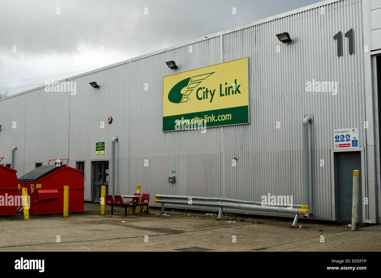 BASINGSTOKE, Royaume-Uni - 27 décembre 2014 : dépôt de la livraison de colis de Basingstoke Entreprise Ville Lien après mise sous séquestre. Banque D'Images