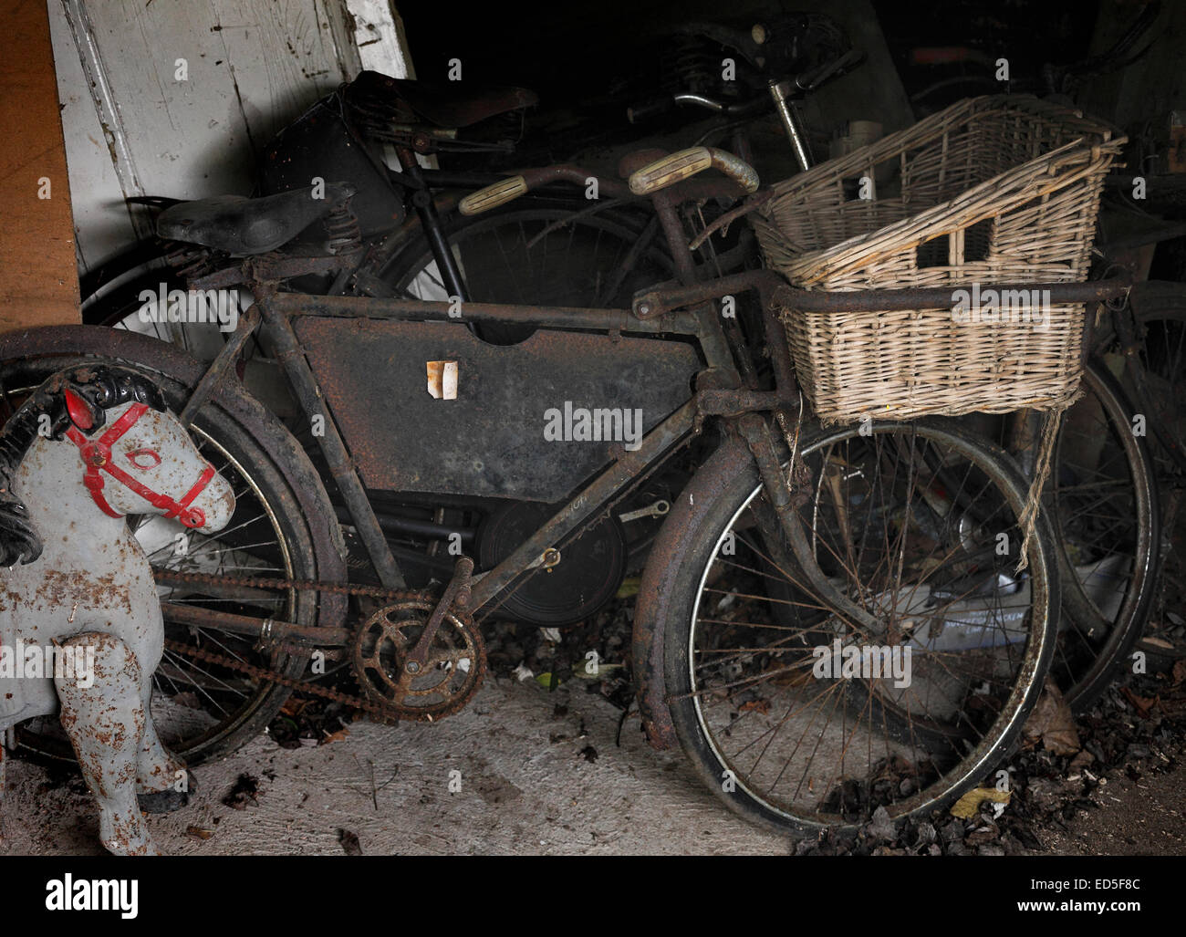 Commerce vieux vélos dans un hangar. Banque D'Images