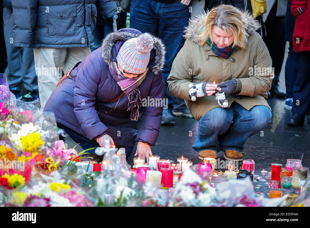 Plus de 1000 personnes ont participé à une veillée aux chandelles 2 minute à Royal Exchange Square, Glasgow en souvenir des 6 personnes qui ont été victimes de l'accident de camion benne Glasgow George Square il y a une semaine. De nombreuses personnes ont apporté des fleurs, des bougies et quelques prières comme une marque de soutien et de condoléances. Banque D'Images