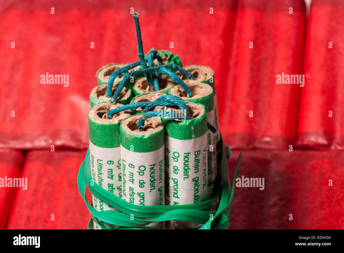 Bombe d'artifice maison faite de pétards attachés ensemble Banque D'Images