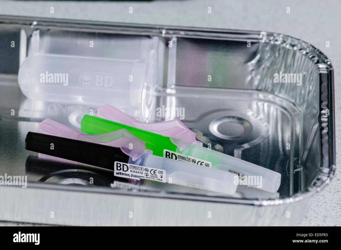 Plateau en aluminium avec aiguilles vacutainer vert et noir prêt à l'emploi. Banque D'Images