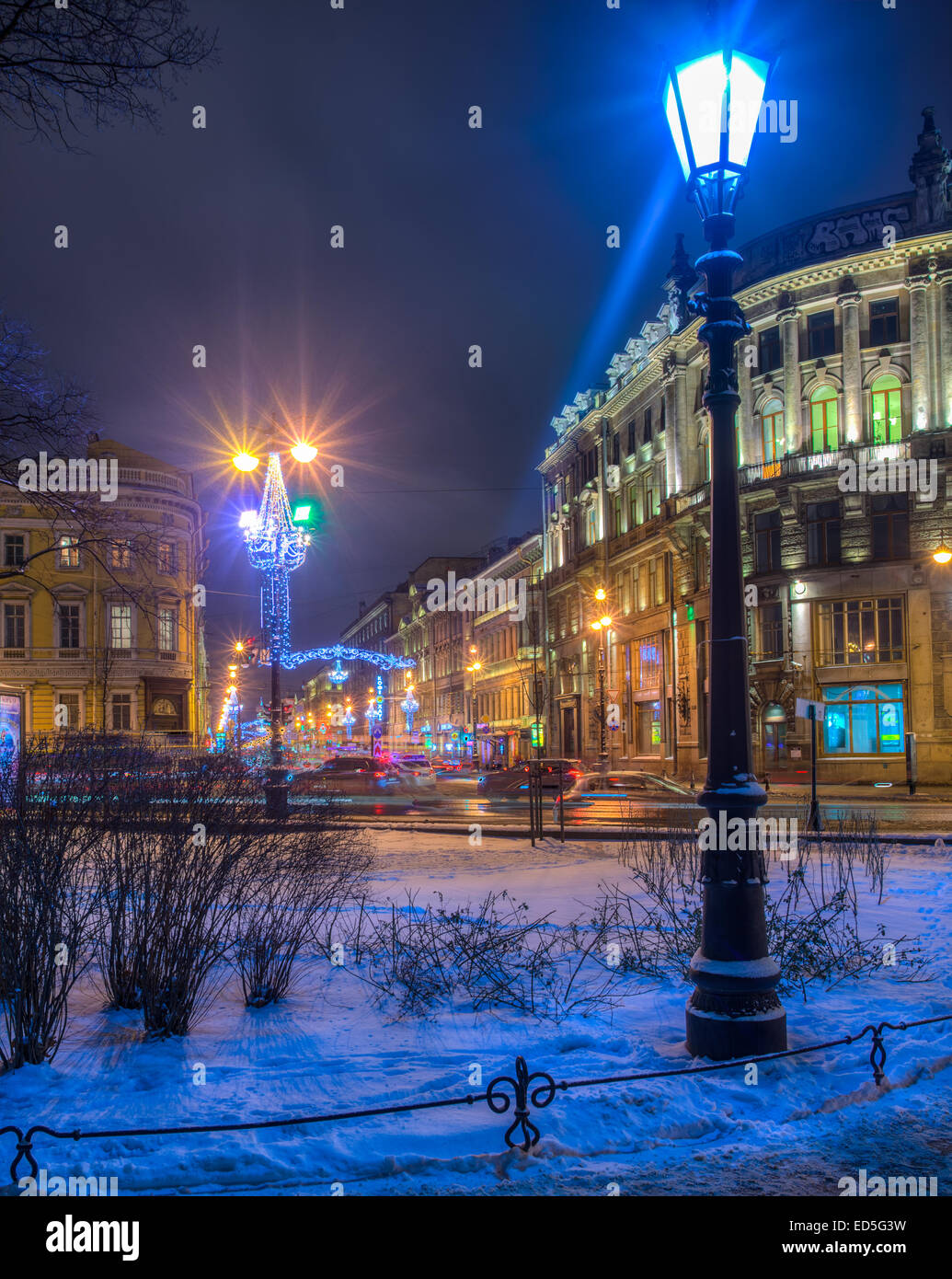 Saint-pétersbourg. La Russie. La ville est décorée avant Noël.nuit vue sur la Perspective Nevski à Saint-Pétersbourg. Banque D'Images