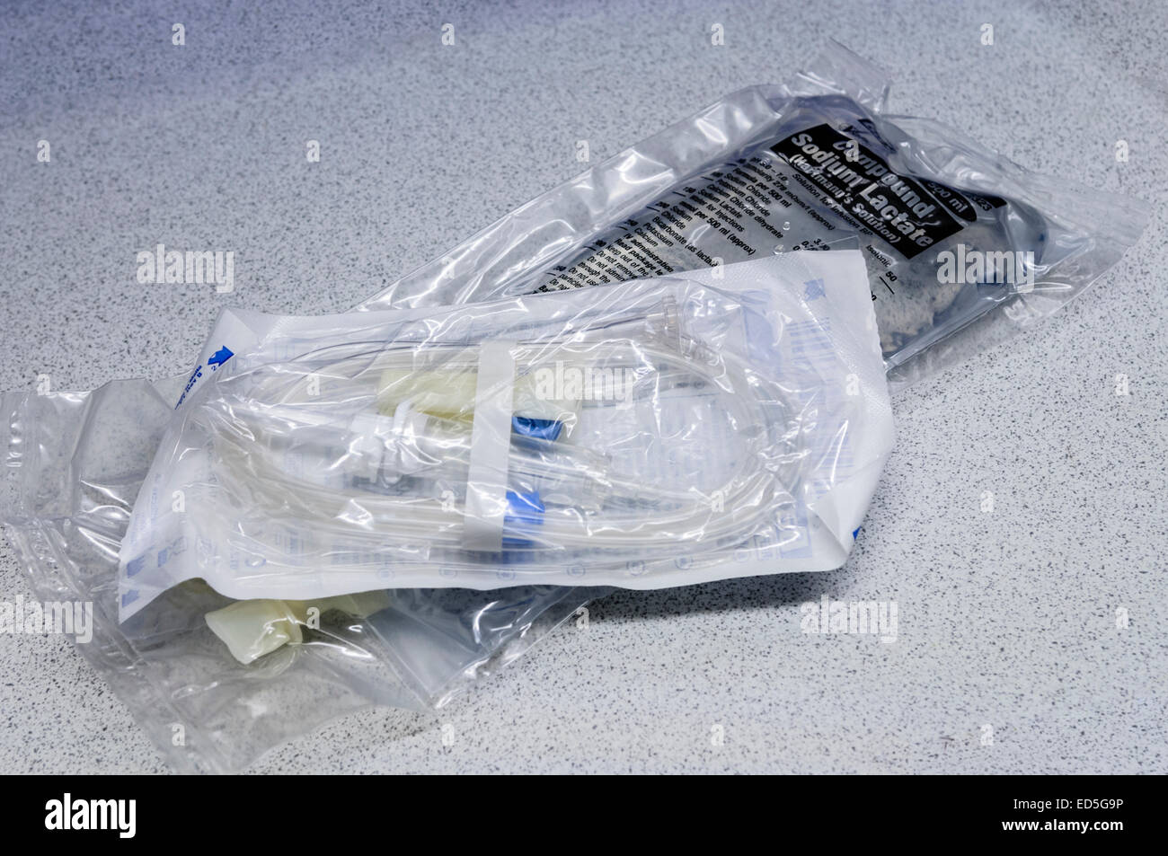 Composé de lactate de sodium (solution de Hartmann) avec un ensemble donnant prêt à mettre en place sur un patient. Banque D'Images