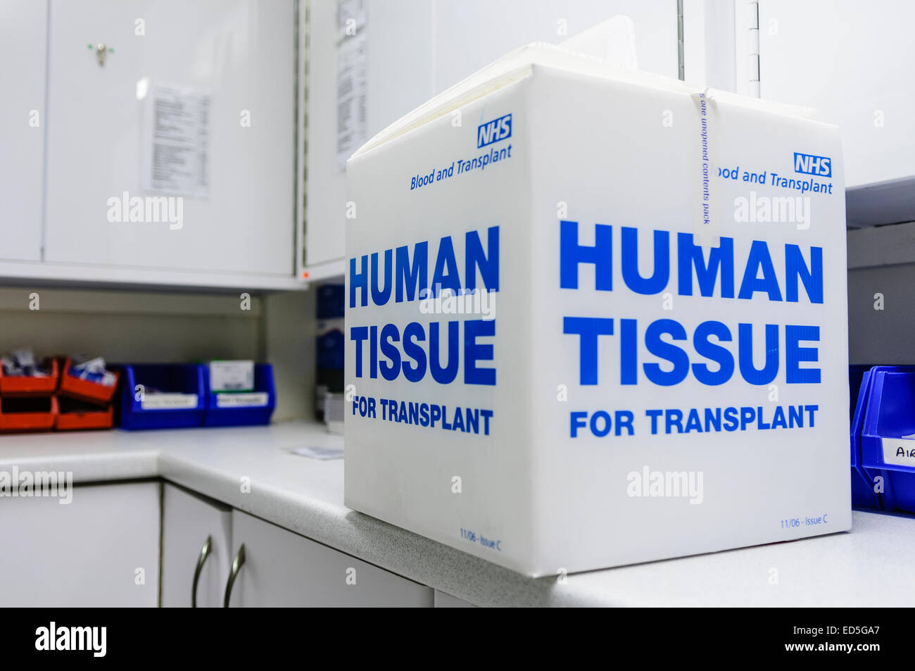 Fort à l'hôpital disant 'les tissus humains destinés à la transplantation chirurgicale contenant des pack pour la collecte d'organes, et les instructions pour le transport Banque D'Images