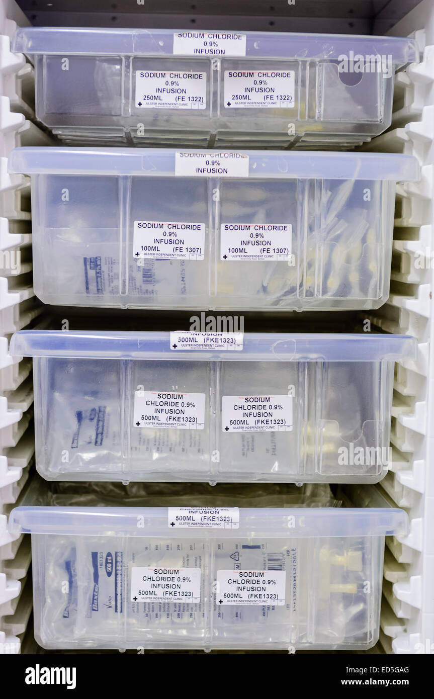 Réfrigérateur de l'hôpital avec des cases de chlorure de sodium pour perfusion intraveineuse de solution saline des sacs. Banque D'Images