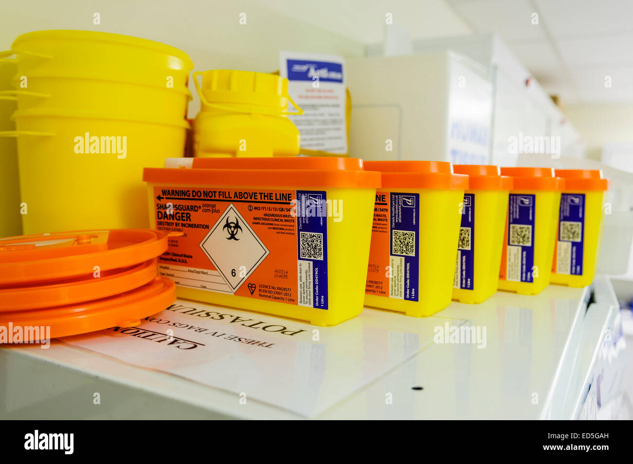 Les boîtes pour objets tranchants non utilisés dans un hôpital clinique prix. Banque D'Images