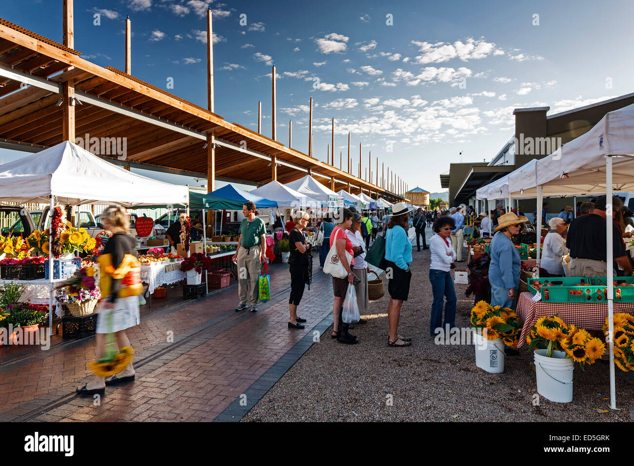 Les acheteurs et vendeurs, Farmers' Market, Quartier Gare, Santa Fe, Nouveau Mexique USA Banque D'Images