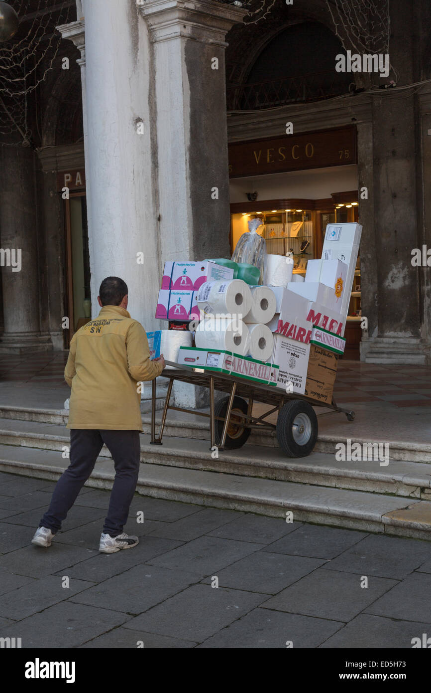 Porter, transporter des marchandises sur la Piazza San Marco, Venise, Italie Banque D'Images