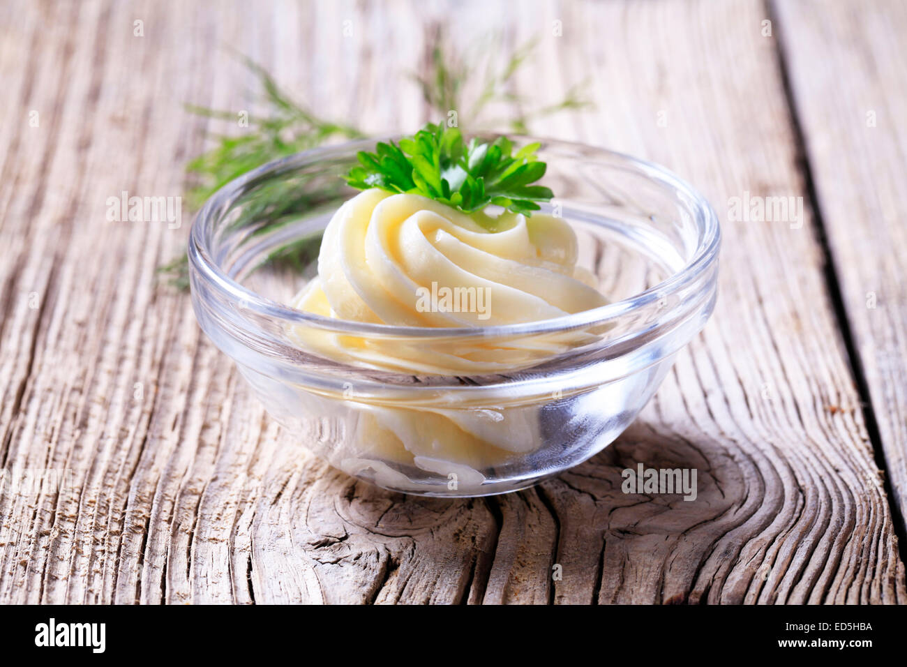 Tourbillon de beurre frais dans un plat en verre Banque D'Images