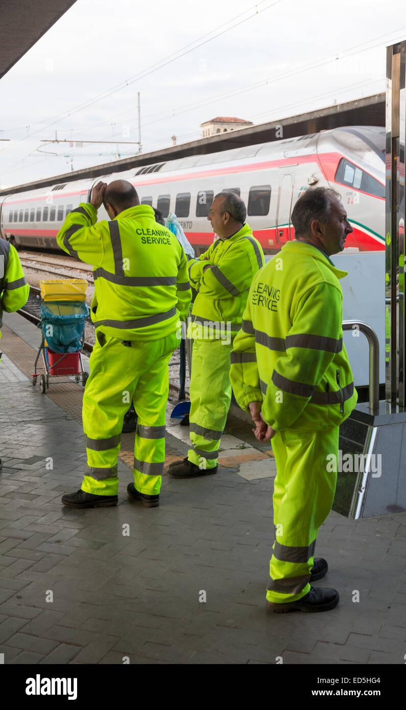Service de nettoyage de Trenitalia, l'équipage, la gare Santa Lucia de Venise, Italie Banque D'Images