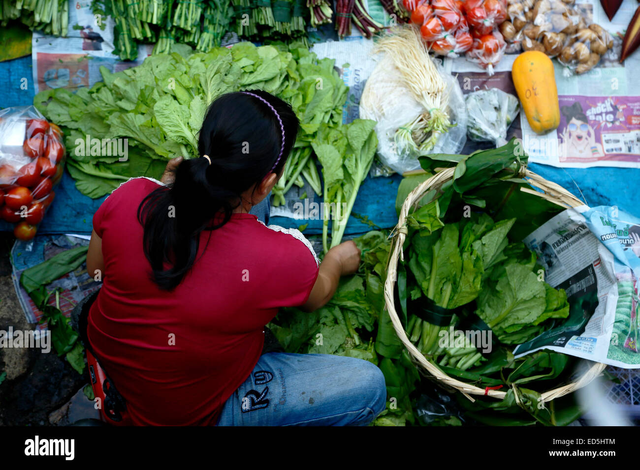 Femme vendant des légumes, marché Warorot, Chiang Mai, Thaïlande Banque D'Images