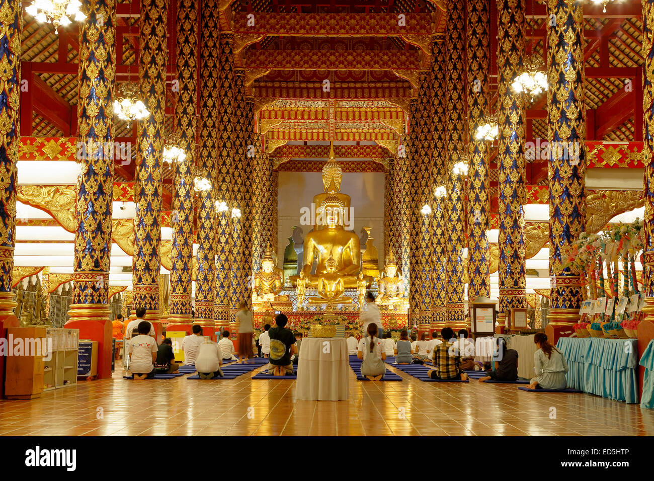 Statue de Bouddha et d'adorateurs, salle de prière, Wat Suan Dok, Chiang Mai, Thaïlande Banque D'Images