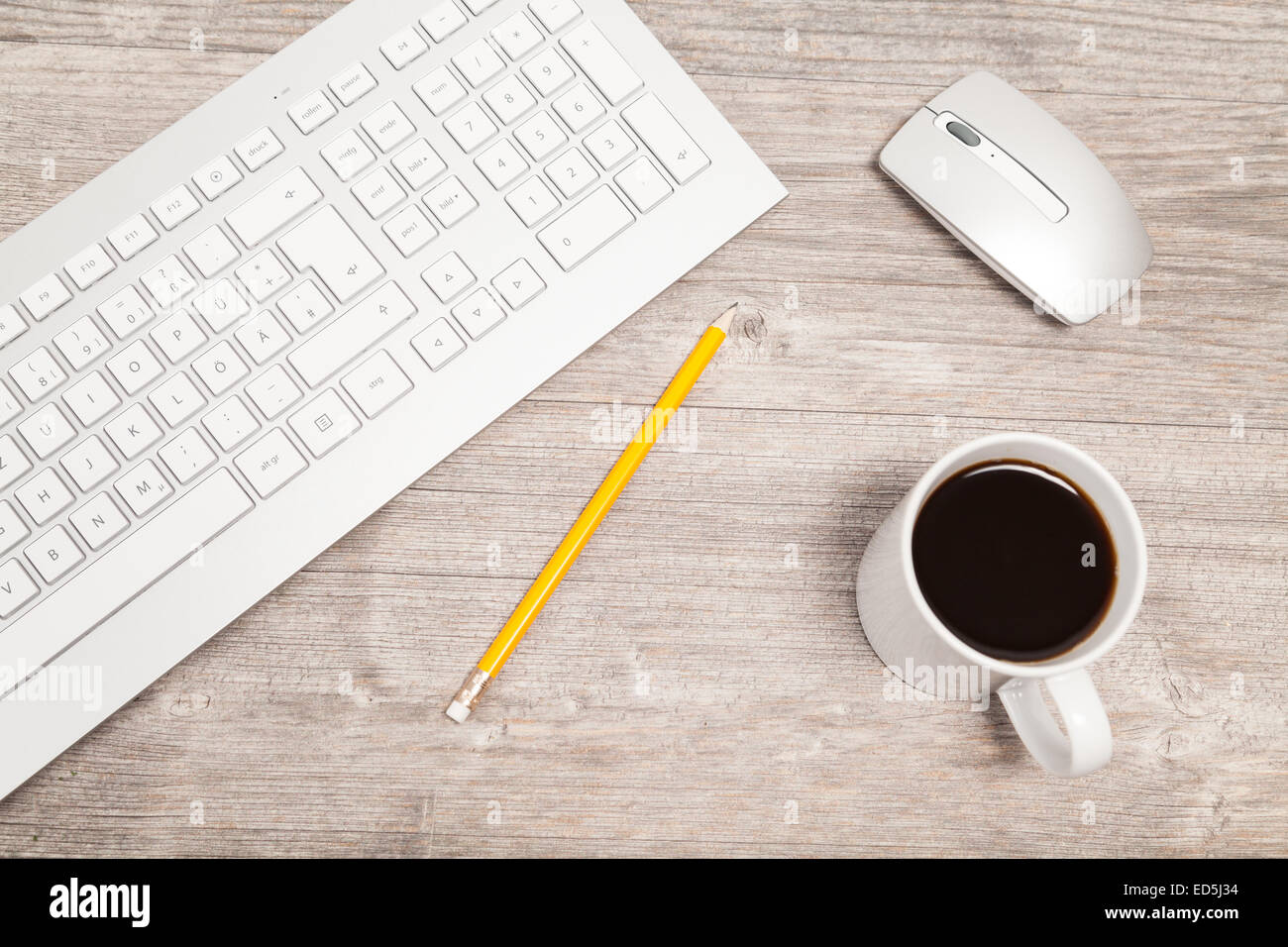 Bureau avec clavier, souris et du café Banque D'Images