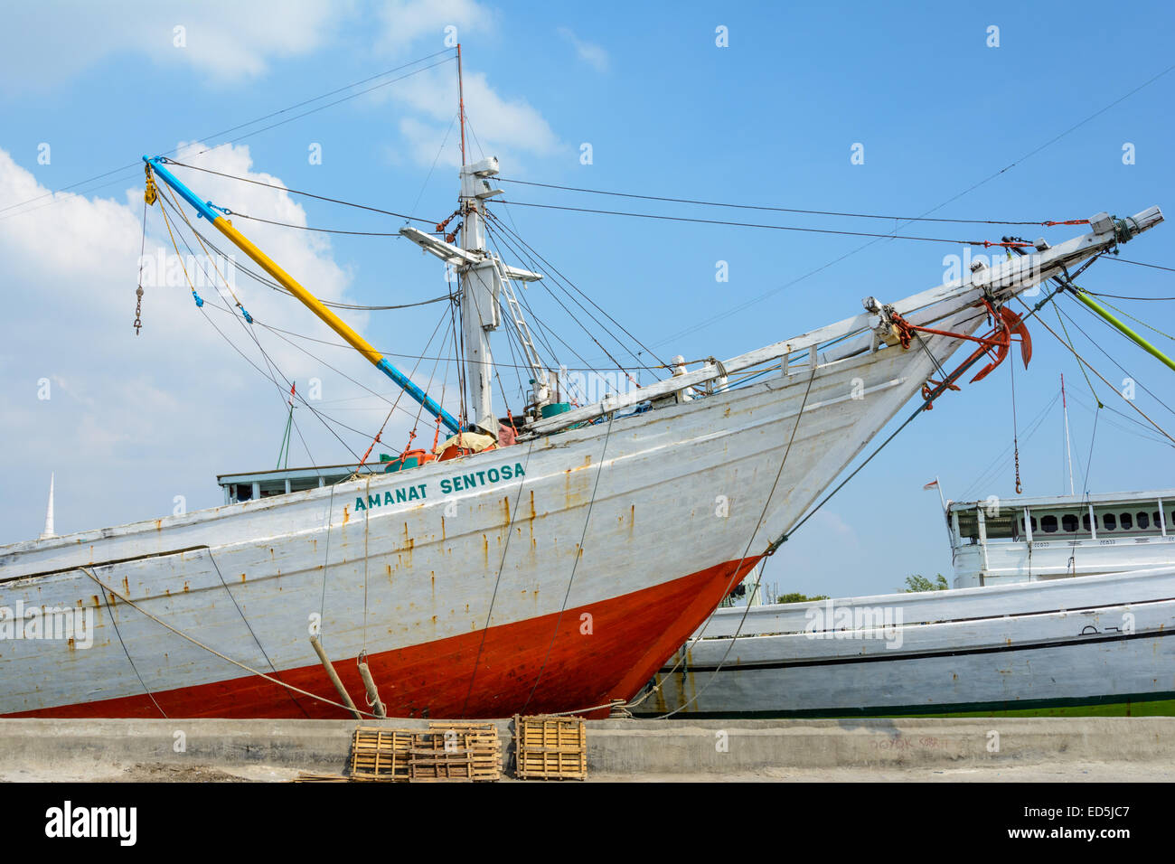 Pinsi des navires dans le vieux port de Sunda Kelapa, au nord de Jakarta, Indonésie Banque D'Images