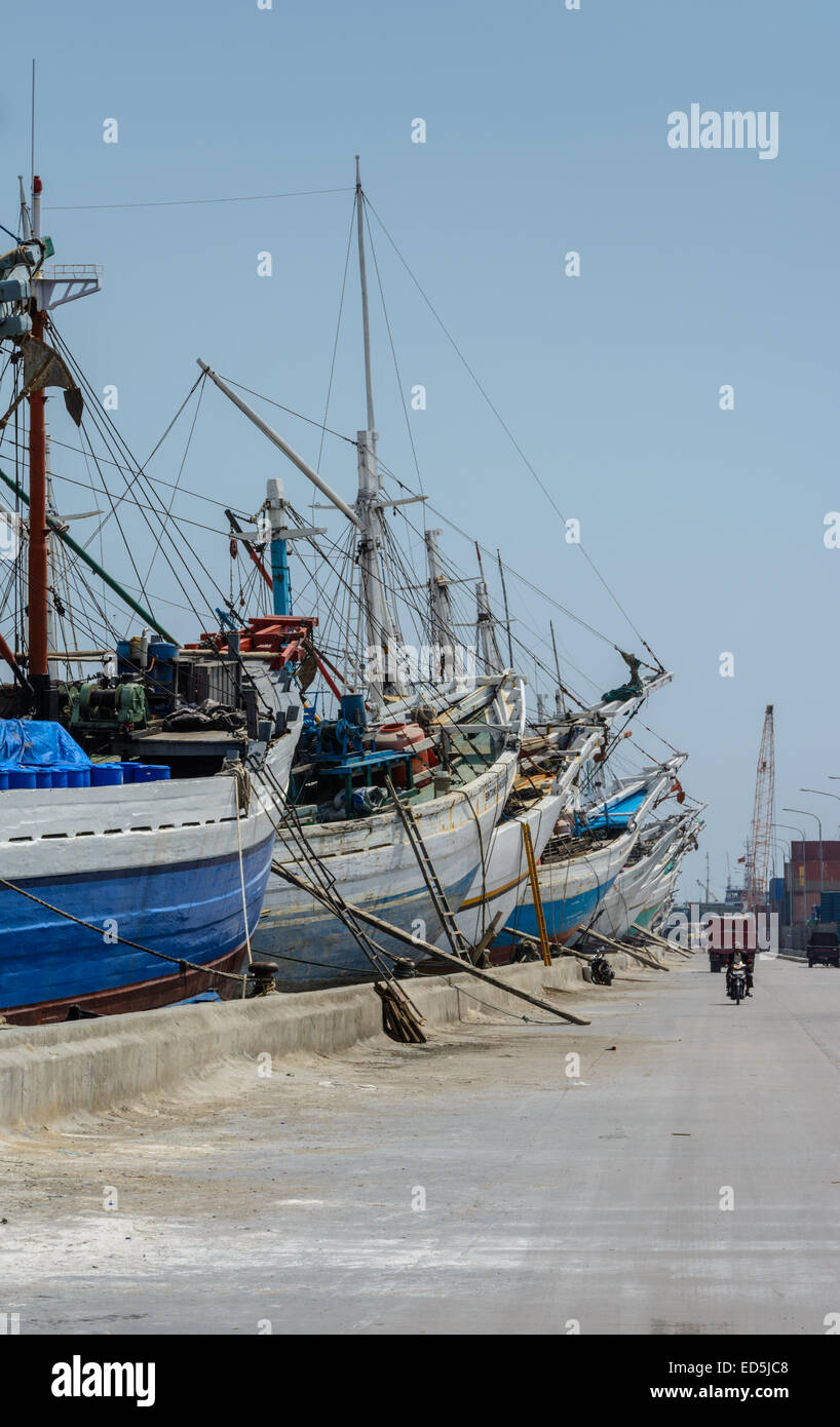 Pinsi des navires dans le vieux port de Sunda Kelapa, au nord de Jakarta, Indonésie Banque D'Images