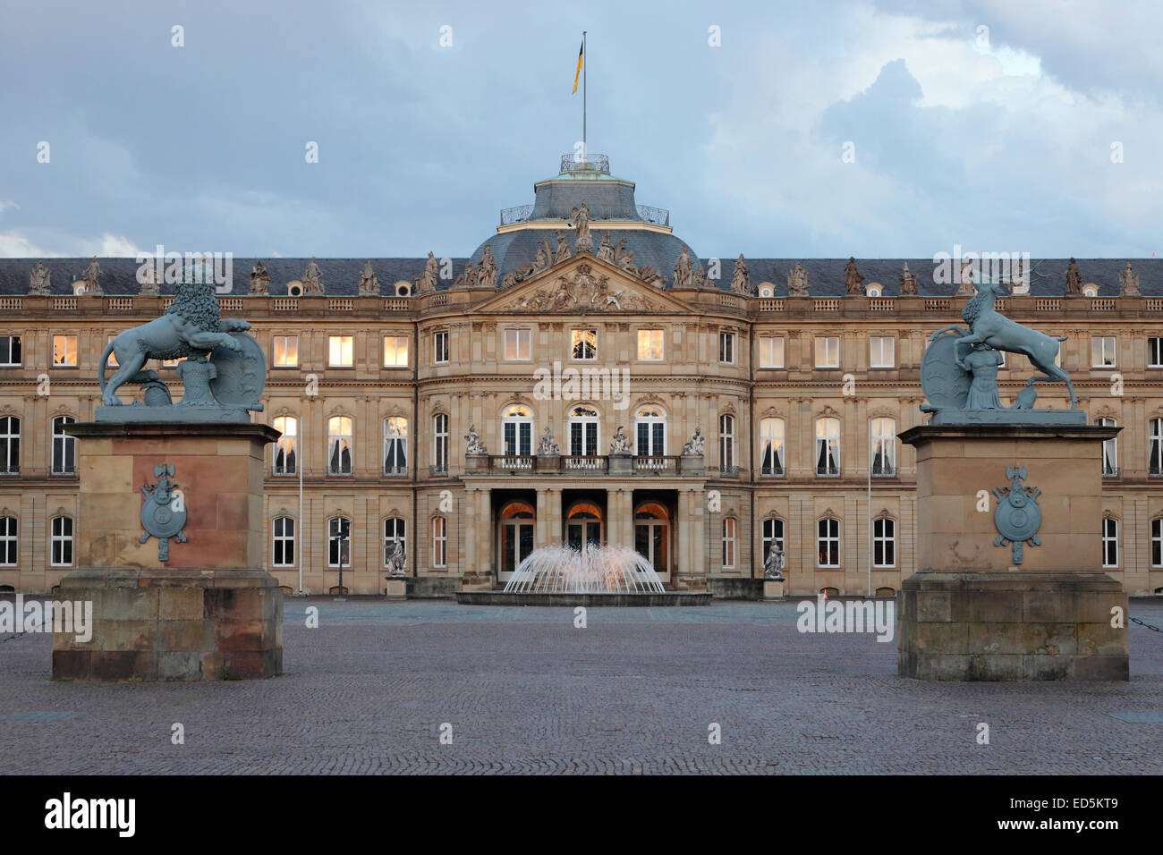 Neues Schloss (nouveau palais) à Schlossplatz (Place du Palais) à Stuttgart Banque D'Images