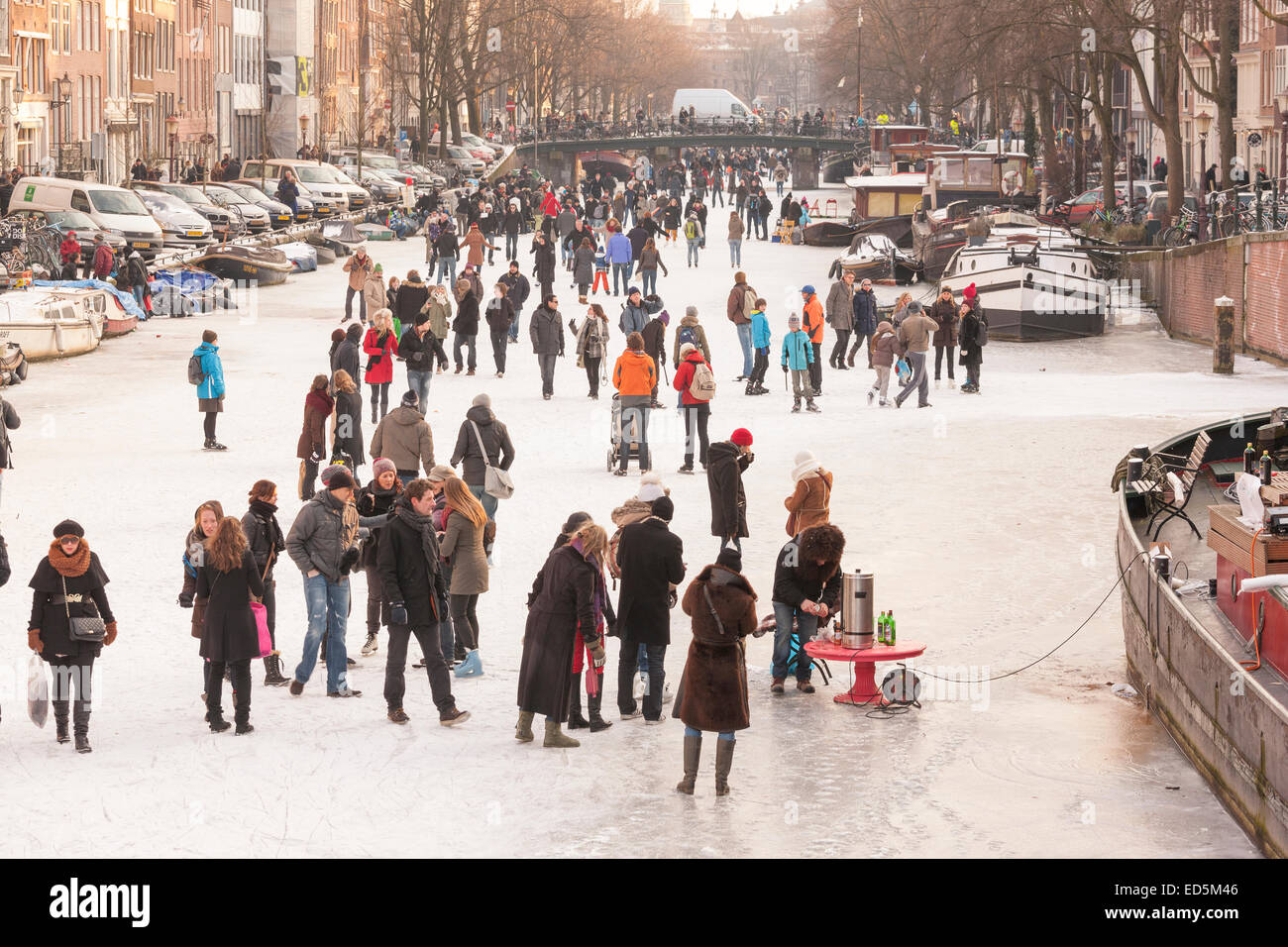 Amsterdam Patinoire sur un canal gelé en hiver. Canal Prinsengracht. Banque D'Images