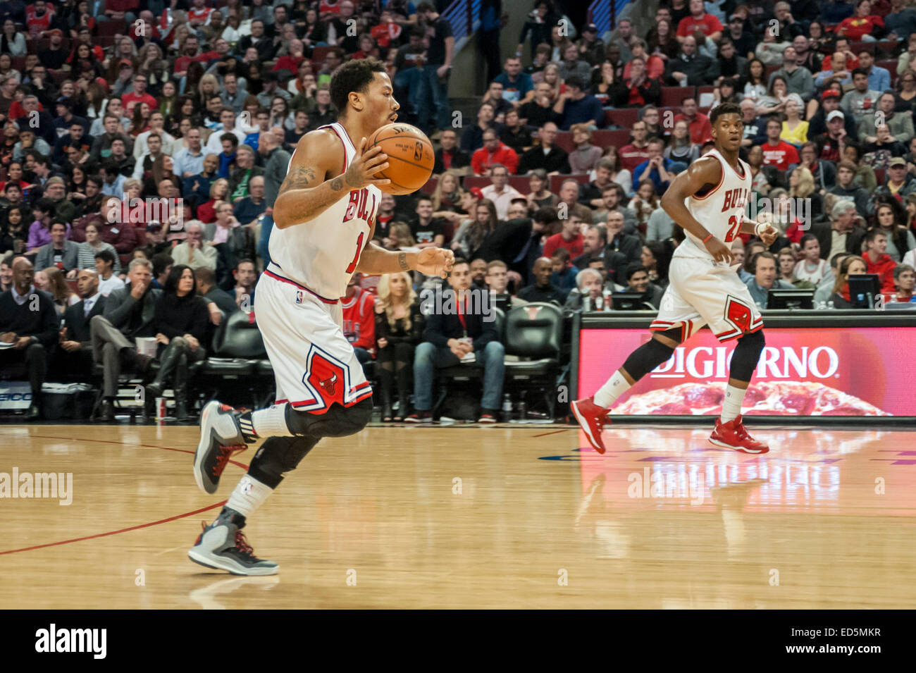 Chicago, USA. 27 décembre 2014. New Orleans Pelicans jouer les Chicago Bulls à l'United Center. Score final, pélicans, 100 107 taureaux. Sur la photo : Derrick Rose des Bulls (1) porte la balle, regardée par Jimmy Butler (21). Crédit : Stephen Chung/Alamy Live News Banque D'Images