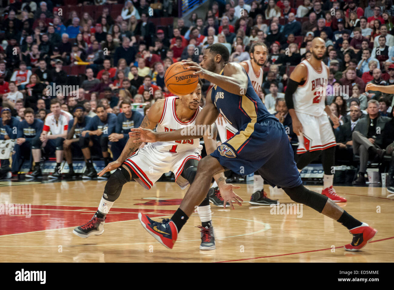 Chicago, USA. 27 décembre 2014. New Orleans Pelicans jouer les Chicago Bulls à l'United Center. Score final, pélicans, 100 107 taureaux. Sur la photo : Derrick Rose des Bulls (1) défend contre des pélicans" Tireke Evans (1). Crédit : Stephen Chung/Alamy Live News Banque D'Images