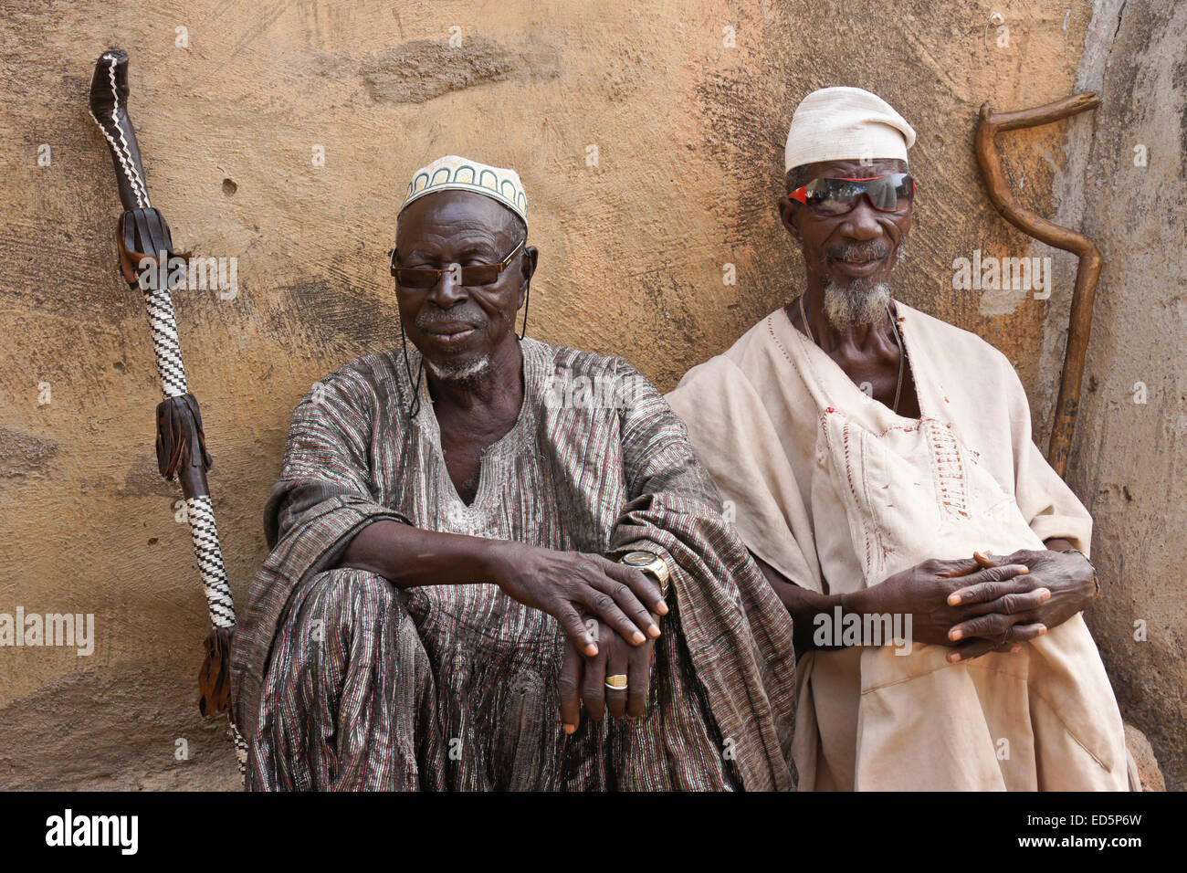 King) Zotentaar-Suhba(chef de la Zaa Talensi tribu, et le curé du village, Tongo, Ghana Banque D'Images