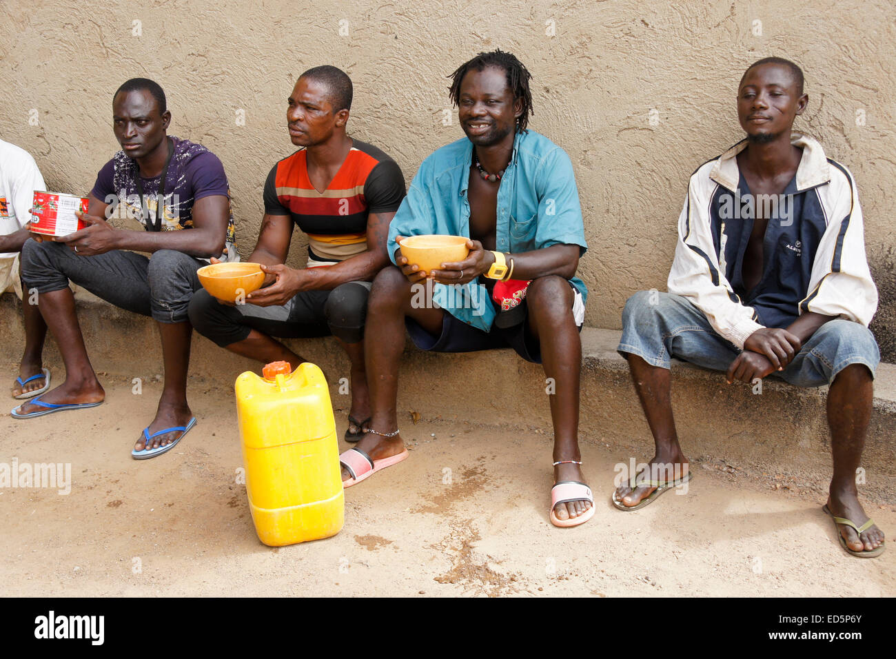 Les hommes de la tribu Talensi pito potable locales (bière de mil), Tongo, Ghana Banque D'Images