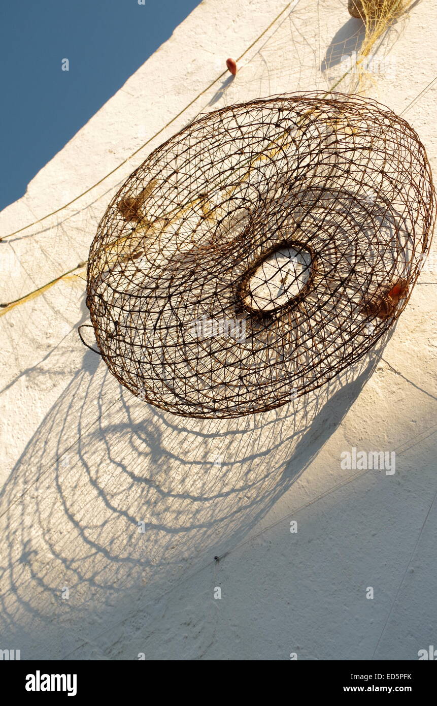 Piège de pêche de crustacés accroché sur un mur en Algarve Banque D'Images