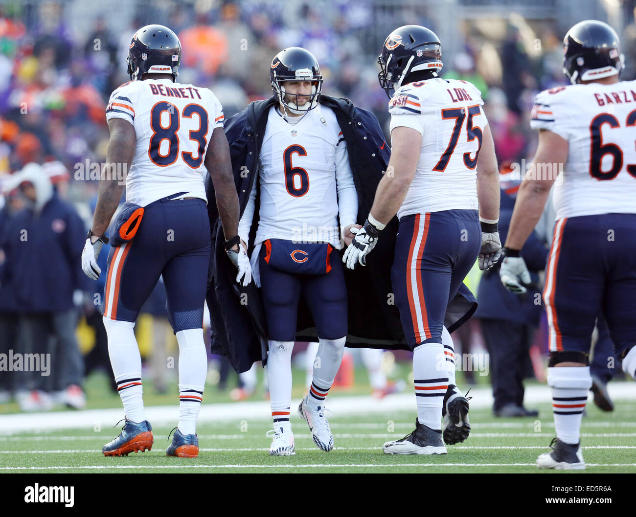 Minneapolis, Minnesota, USA. 28 Dec, 2014. Chicago Bears quarterback Jay Cutler (6) grands coéquipiers Martellus Bennett (83) et Kyle Long (75) dans l'attente d'une décision au cours d'une relecture jeu NFL entre les ours de Chicago et les Minnesota Vikings à TCF Bank Stadium à Minneapolis, Minnesota. Les Vikings ont défait les ours 13 - 9. Credit : csm/Alamy Live News Banque D'Images