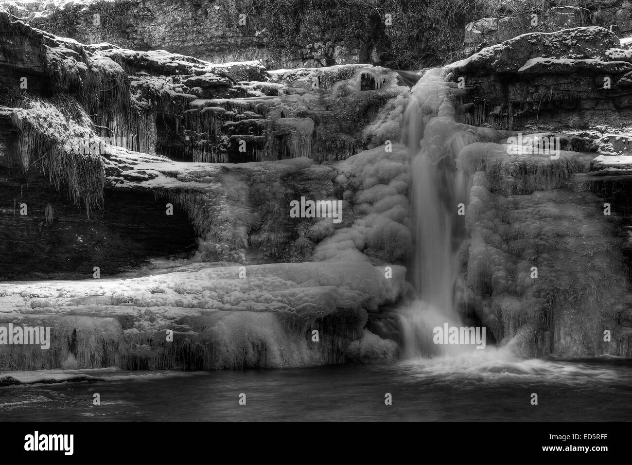 Catrake vigueur sur la rivière Swale 95 % gelés. Cette cascade est à 1 km en amont de Keld dans Swaledale dans le Yorkshire Dales Nat Banque D'Images