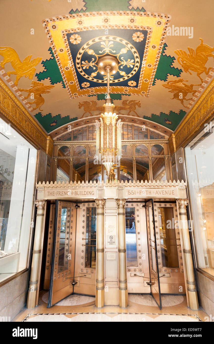 Entrée du bâtiment français sur la Cinquième Avenue, New York City, USA Banque D'Images