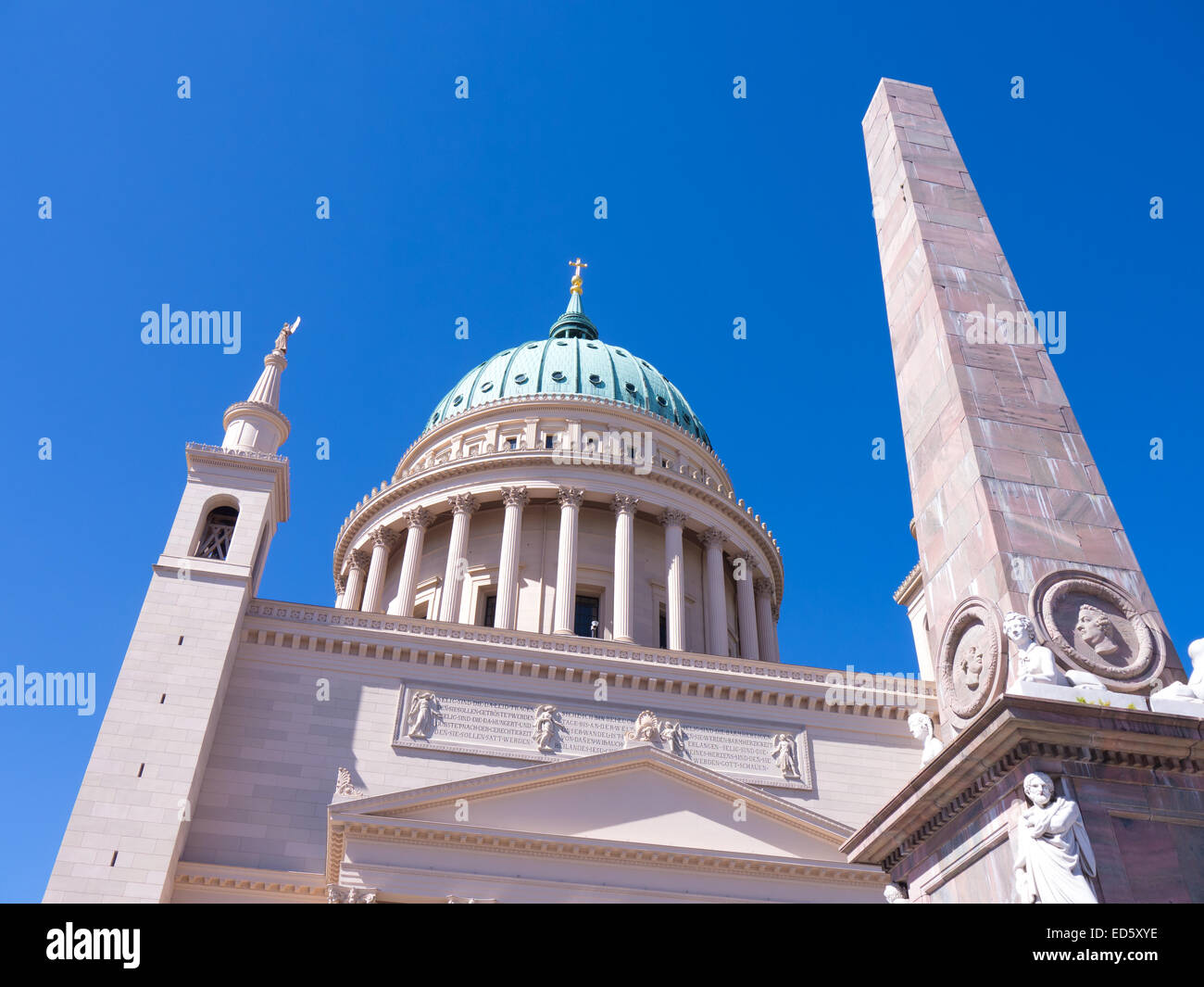 Dans l'église Saint Nikolai potsdam en été Banque D'Images