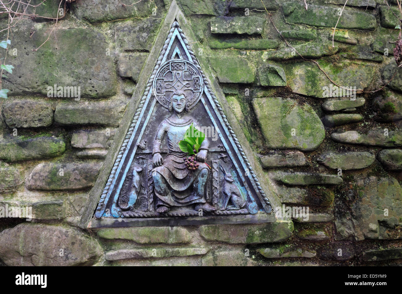 Ex-voto sur une sculpture de Saint Antoine sur mur de pierre à St Anthony's puits sacré Llansteffan Carmarthenshire Banque D'Images