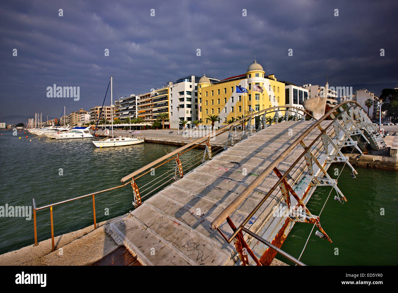 Vue partielle de la promenade du bord de mer de la ville de Volos, magnésie, Thessalie, Grèce. Banque D'Images