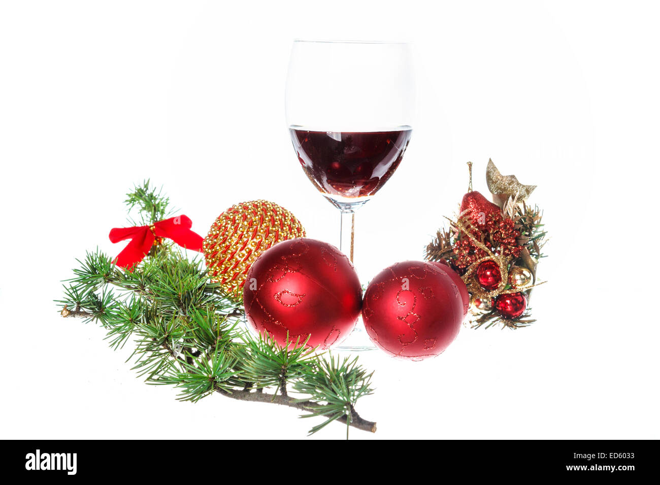 Décoration de noël sapin ou pin vert et bleu boule de neige roud ornements  de Noël avec un verre de vin. Maison de Vacances Photo Stock - Alamy