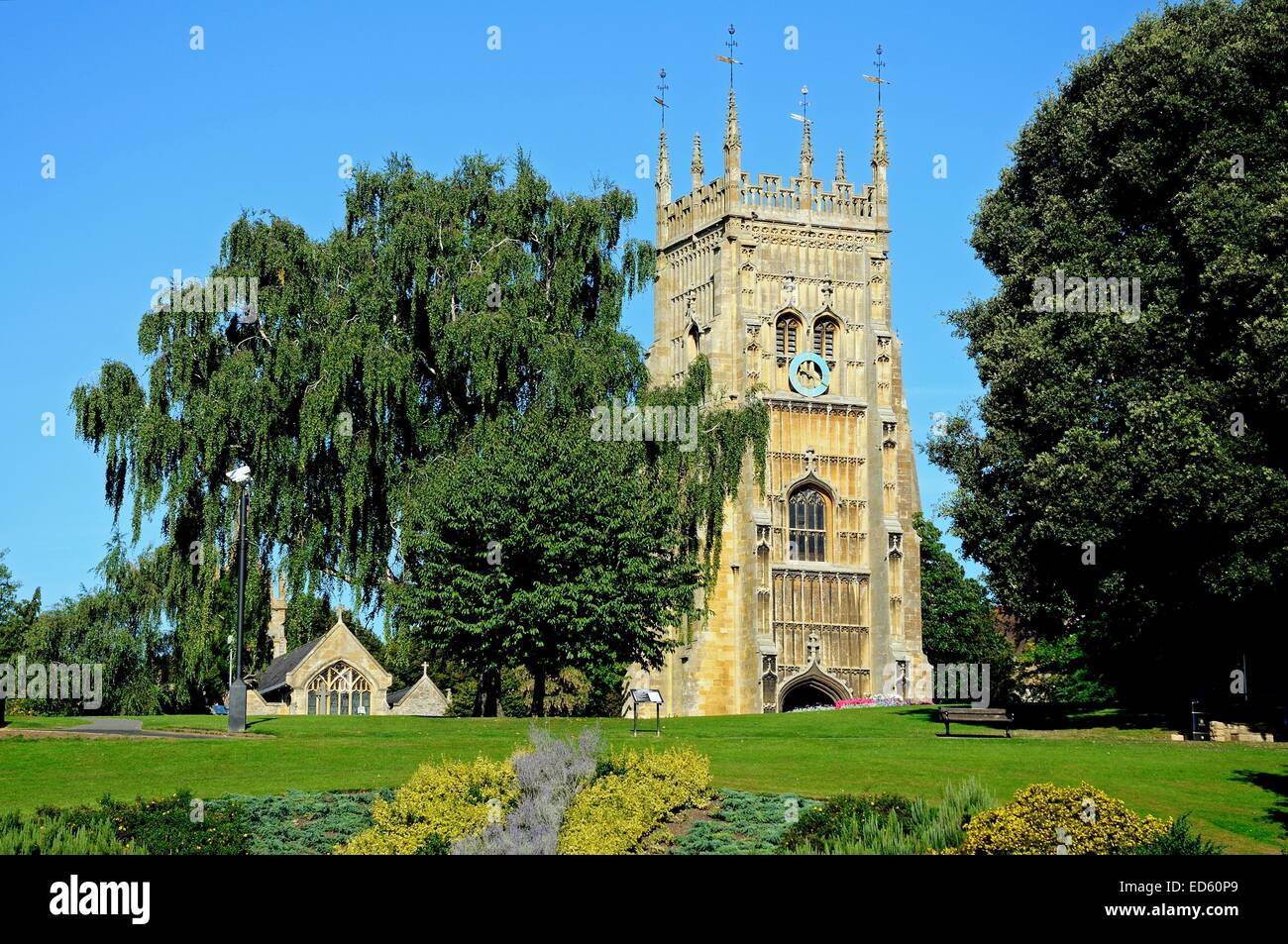 Vue sur l'abbaye tour de l'horloge à jardins de l'Abbaye avec l'église Saint-Laurent à l'arrière, Evesham, Worcestershire, Angleterre, RU, Wester Banque D'Images