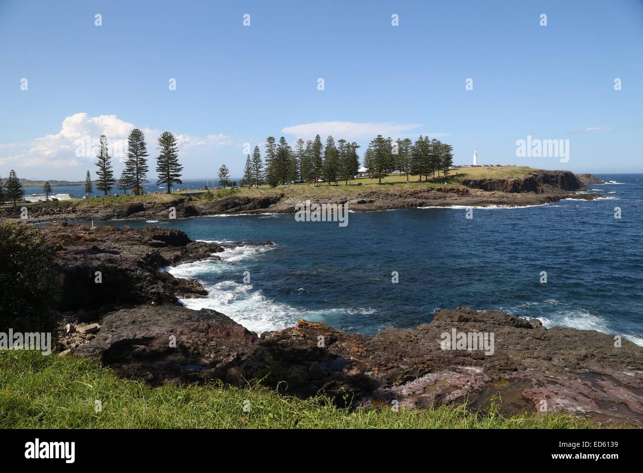 Voir vue en direction nord vers le phare et l'évent Point dans Kiama. Banque D'Images