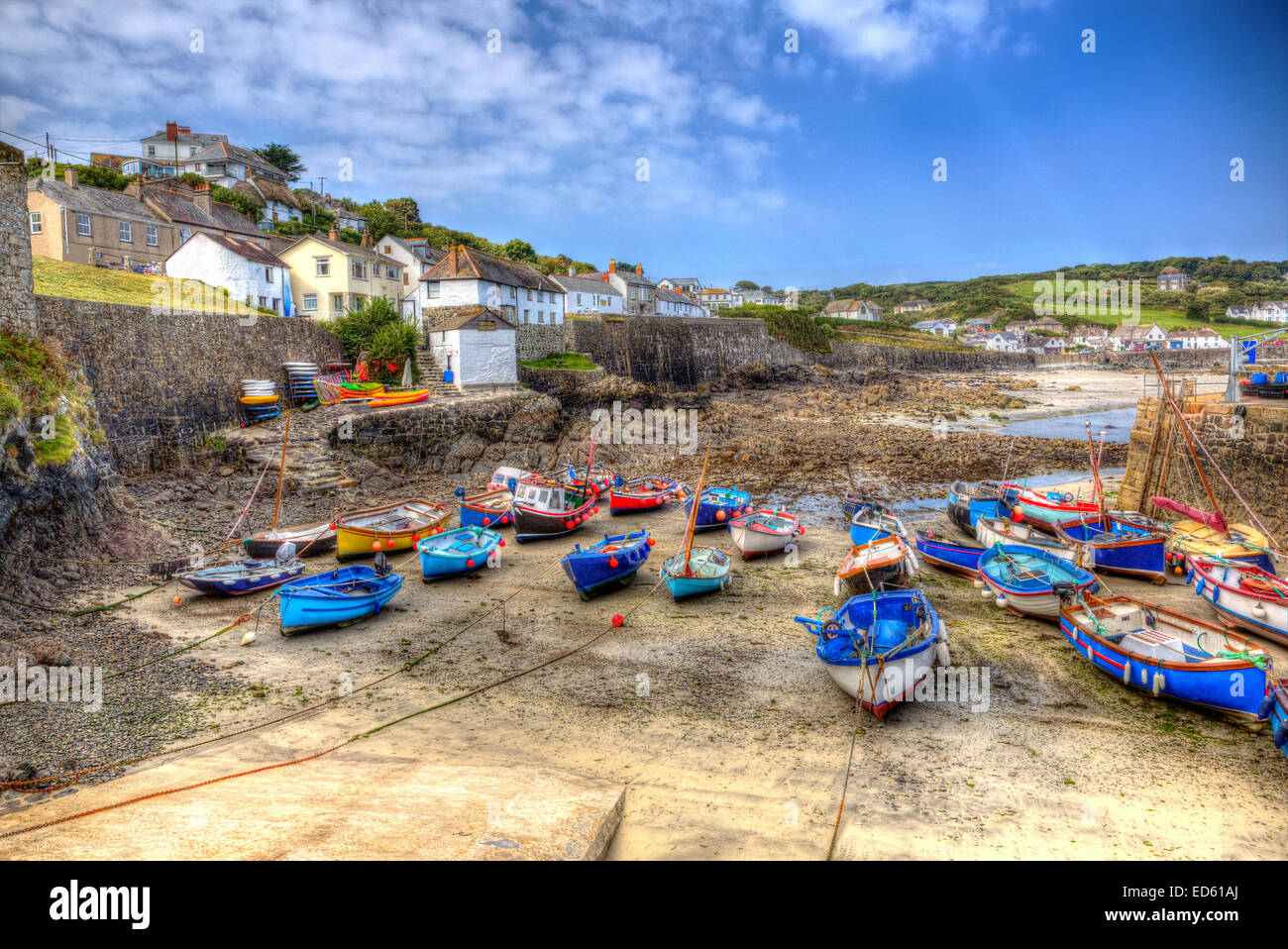 Port bateaux Coverack Cornwall England UK coastal village de pêcheurs sur la côte du patrimoine Lézard comme la peinture dans HDR Banque D'Images