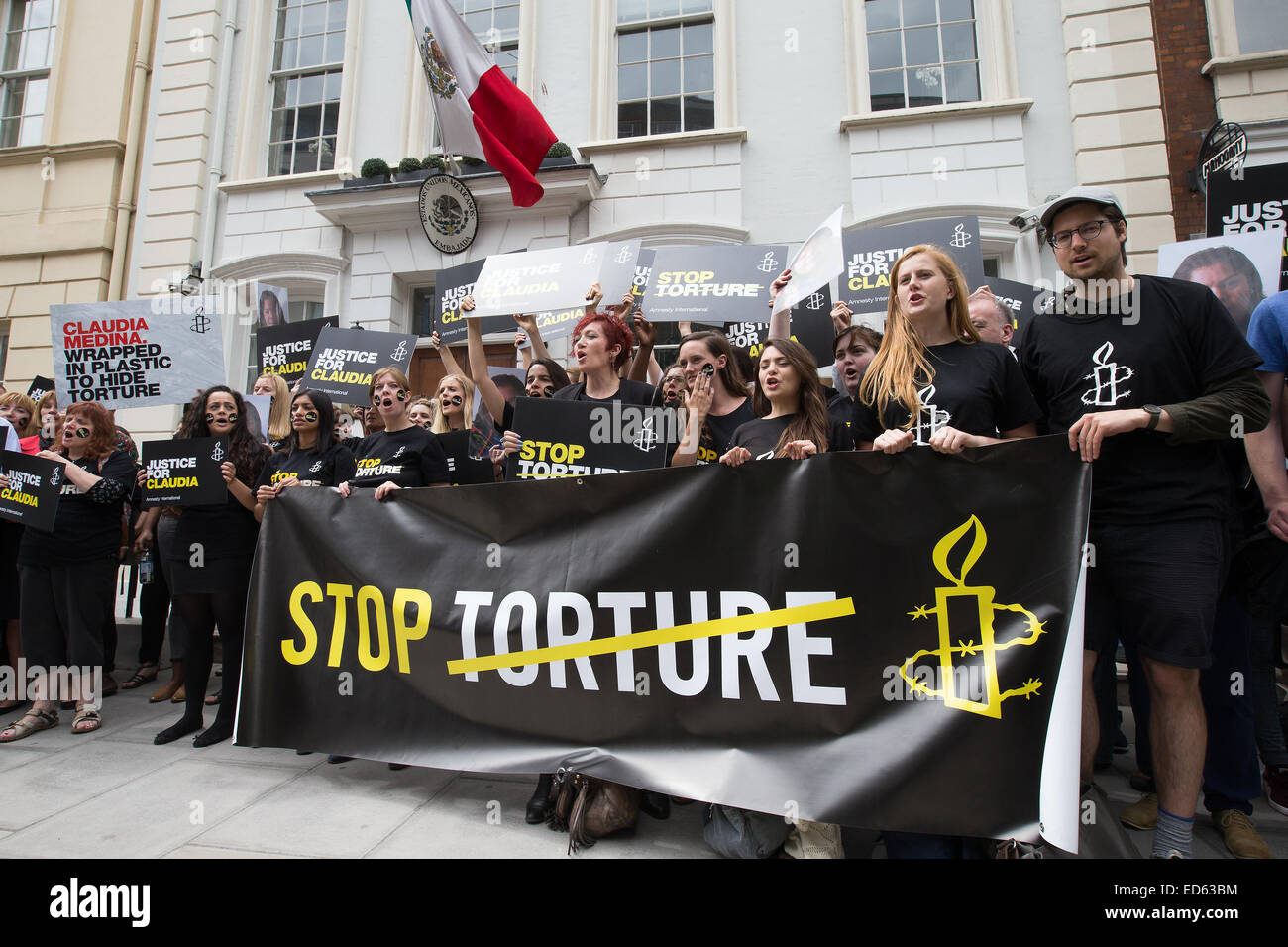 Amnesty International ont organisé une manifestation contre la torture au Mexique. Les manifestants eux-mêmes emballés dans l'ambassade du Mexique à l'extérieur de Ziploc® à Londres pour mettre en évidence le traitement de Claudia Medina, Tamariz qui a été prise d'une base navale par marines puis battu, Banque D'Images