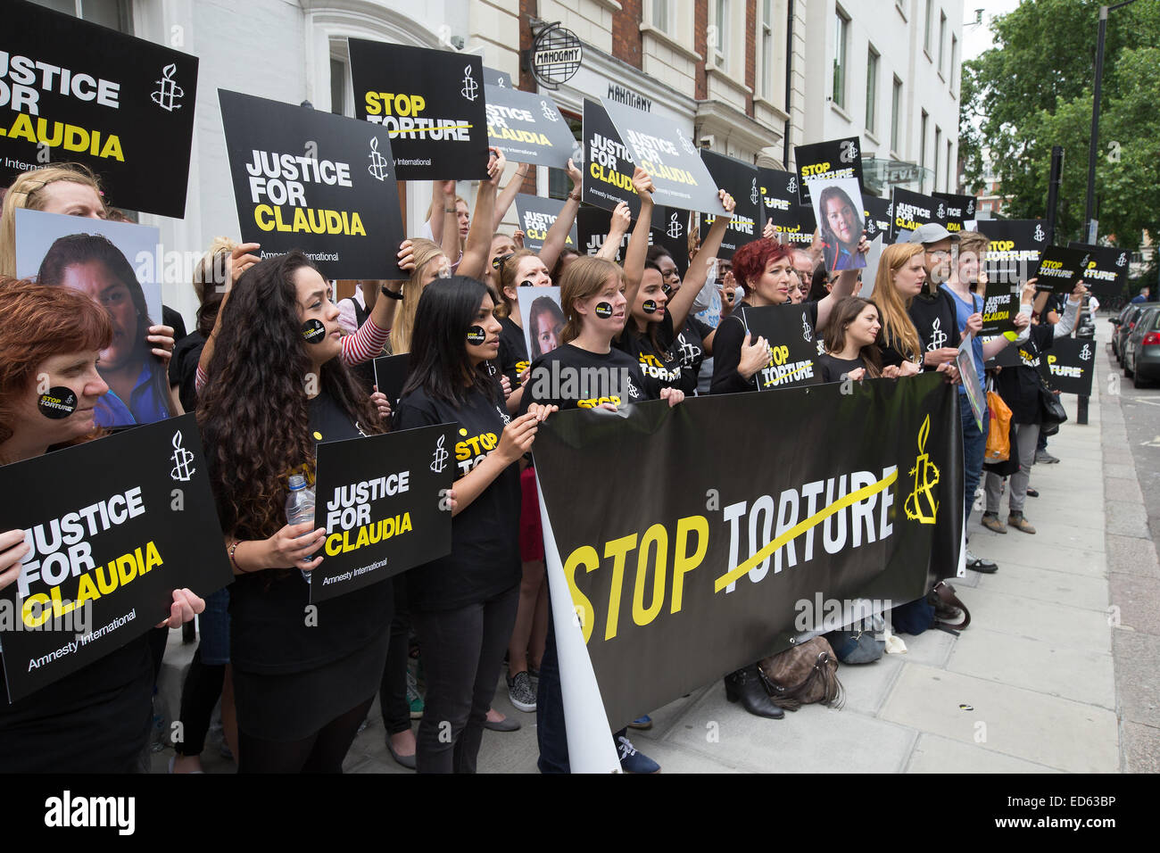 Amnesty International ont organisé une manifestation contre la torture au Mexique. Les manifestants eux-mêmes emballés dans l'ambassade du Mexique à l'extérieur de Ziploc® à Londres pour mettre en évidence le traitement de Claudia Medina, Tamariz qui a été prise d'une base navale par marines puis battu, Banque D'Images